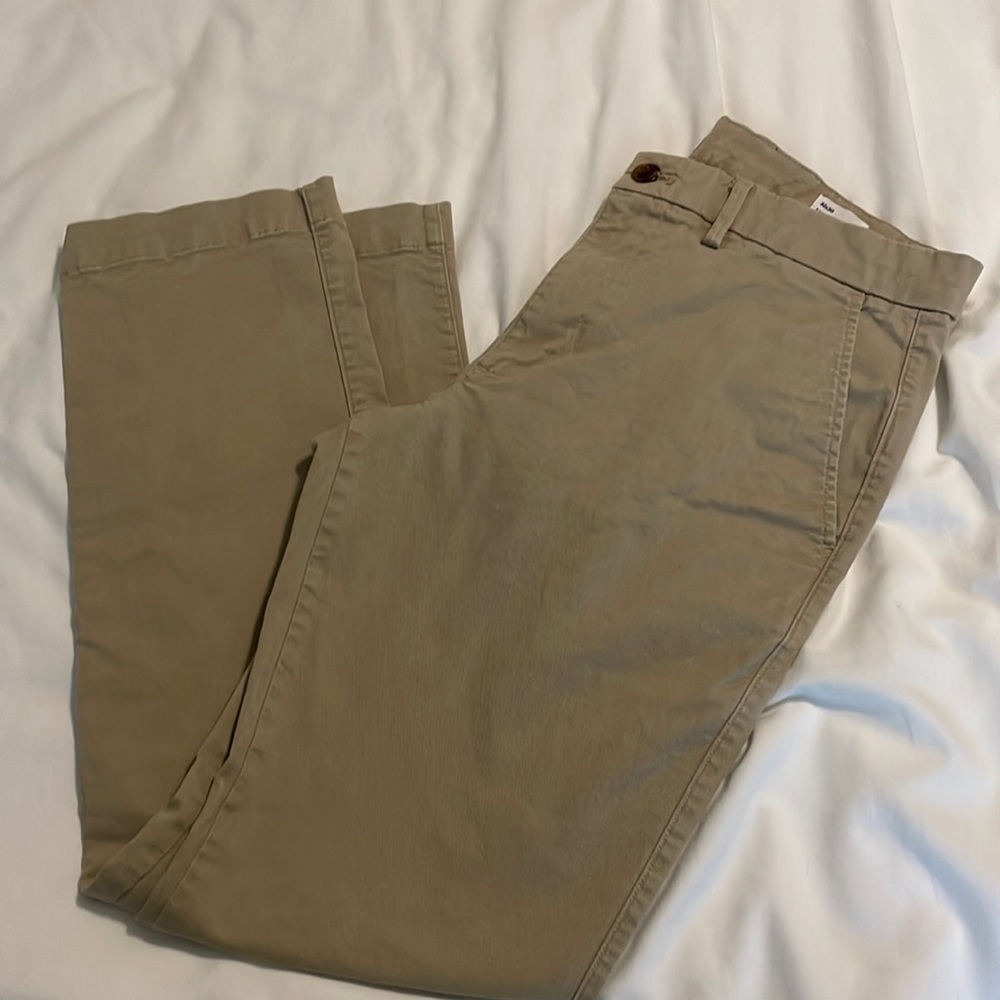 Mens khaki pants from GAP. Great used condition.